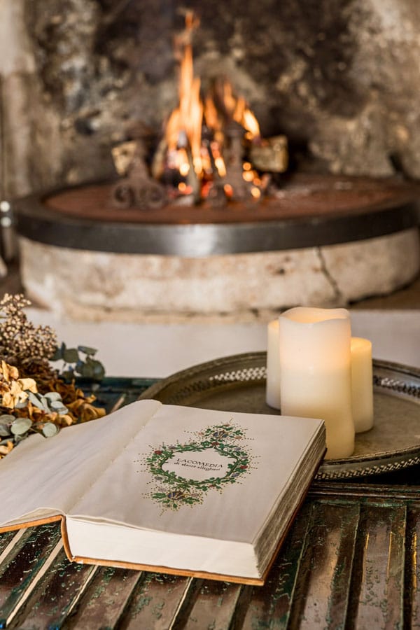 Villachiovada Luxury - Villa Umbria Fireplace Book